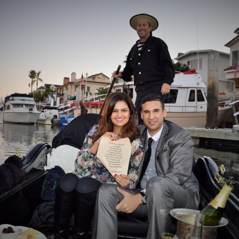 photographer captures couple reading message in a bottle